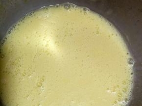 取适量的黄油隔水融化，用打蛋器打至顺滑
