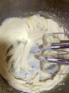 在搅拌的黄油中放入适量的糖粉，不断搅拌至体积微微膨胀即可
