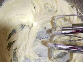 在搅拌的黄油中放入适量的糖粉，不断搅拌至体积微微膨胀即可
