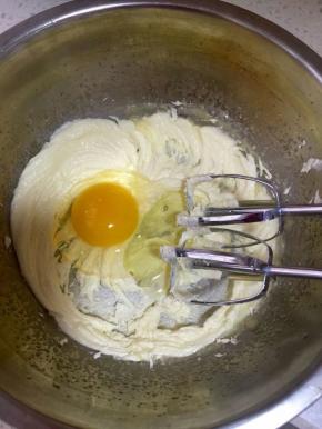 将鸡蛋打成蛋液分三次与黄油充分融合（图方便没有将鸡蛋打成蛋液）
