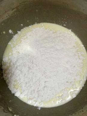 筛入200g低筋面粉，搅拌均匀
