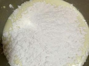 筛入200g低筋面粉，搅拌均匀
