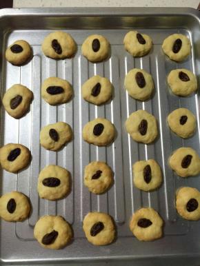 小饼干放入烤盘上，烤箱上下层180度烘烤10分钟
