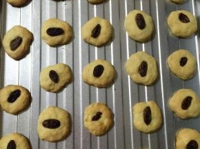 小饼干放入烤盘上，烤箱上下层180度烘烤10分钟
