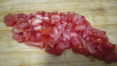  番茄洗净切成碎块，一定要小一点，颗粒太大容易卷破
