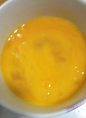 鸡蛋打入碗中，顺时针打成蛋液
