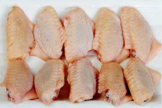 将鸡翅洗净，用刀在鸡翅两面划两个小口，腌制时更易入味