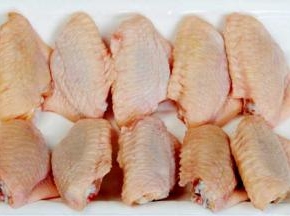 将鸡翅洗净，用刀在鸡翅两面划两个小口，腌制时更易入味