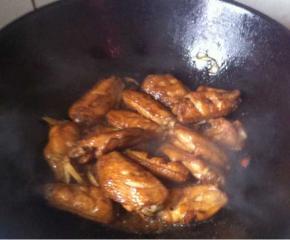 开大火烹煮进行熬制，在烹煮过程中可以不时的进行翻炒以防粘锅