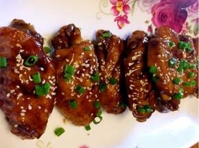 收汁后撒上芝麻和葱花，一份香喷喷的可乐鸡翅就完成了