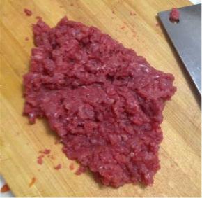 猪肉剁成沫状，加入少许胡椒粉搅拌均匀
