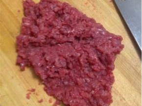 猪肉剁成沫状，加入少许胡椒粉搅拌均匀
