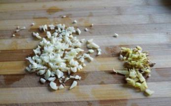 生姜和大蒜切成末，蒜苗切成小段备用