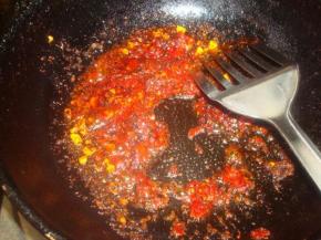 油锅烧热后放入猪肉末炒至酥香，加入郫县豆瓣酱、姜末、蒜末、料酒，翻炒均匀