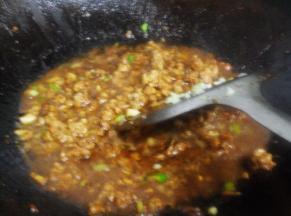 倒入一碗清水，加入适量白糖、盐、酱油