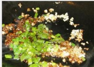 先调汁，锅中少许底油，将蒜末，姜末放入锅中翻炒，等蒜末，姜末变色后，加点生抽，糖，盐，葱花和鸡精调味。（调制汁水可以随意根据自家的喜欢调配）