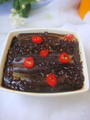 茄子隔水蒸15分钟后取出，倒出蒸盘子里蒸茄子出的水份，然后浇上调的汁搅拌均匀就可以了。
      
