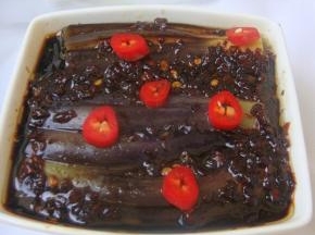 茄子隔水蒸15分钟后取出，倒出蒸盘子里蒸茄子出的水份，然后浇上调的汁搅拌均匀就可以了。
      
