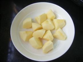 苹果去皮后洗净，去核切小块。