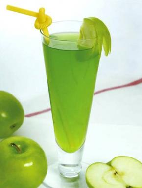 接着把苹果放进去，榨成汁后，用纱布过滤，注入水杯内，最后可以加一点蜂蜜搅拌，可以改善口感。