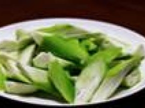 将丝瓜去皮，洗净，切成块，备用。