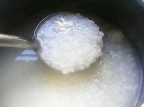 锅内加适量水，放入大米熬煮。