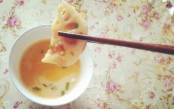 然后就可以准备蘸酱了，把两个生鸡蛋打碎，放出蛋清和蛋黄，加入少许淀粉，盐、味精调味，按顺时针方向搅拌打匀。