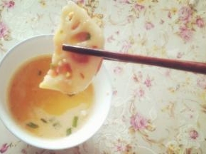 然后就可以准备蘸酱了，把两个生鸡蛋打碎，放出蛋清和蛋黄，加入少许淀粉，盐、味精调味，按顺时针方向搅拌打匀。