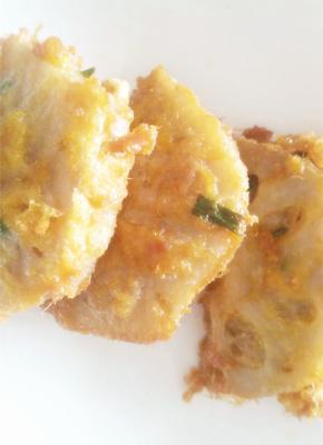 油锅烧热之后把沾上汁的藕片，记得把蘸酱甩干，放入锅中油炸，然后开中火慢炸，炸3-5分钟即可。