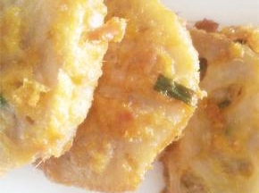 油锅烧热之后把沾上汁的藕片，记得把蘸酱甩干，放入锅中油炸，然后开中火慢炸，炸3-5分钟即可。