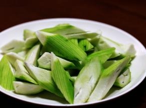 将丝瓜去皮，洗净，切成块，备用。