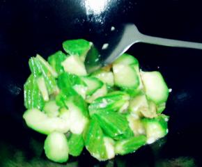 起锅。倒入火麻油烧热，下蒜茸煸出香味，倒入丝瓜，翻炒