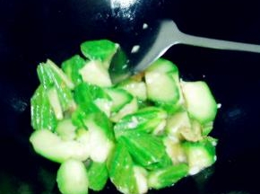 起锅。倒入火麻油烧热，下蒜茸煸出香味，倒入丝瓜，翻炒