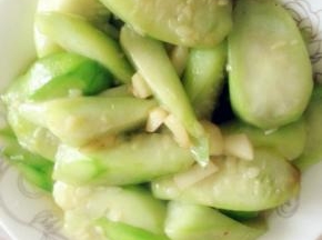 炒至丝瓜心完全变软，加入食盐调味即可出锅