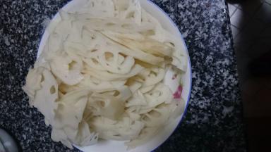 干海椒、大葱切段，生姜、蒜切片备用