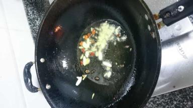 热锅加油，七成热时倒入干海椒、花椒、姜蒜葱翻炒爆香