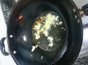 热锅加油，七成热时倒入干海椒、花椒、姜蒜葱翻炒爆香