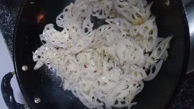 加入藕片，大火炝炒1-2分钟，放入适量盐继续翻炒