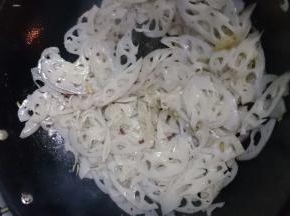 加入藕片，大火炝炒1-2分钟，放入适量盐继续翻炒