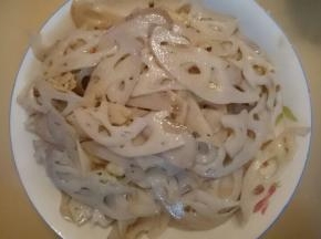持续翻炒2分钟后，微辣脆甜可口的炝炒藕片即可出锅，是不是很简单呢