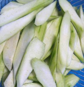 将丝瓜去皮，洗净切好备用。