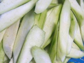 将丝瓜去皮，洗净切好备用。