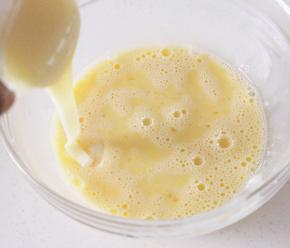 将鸡蛋打碎，释放蛋液，放少许盐、胡椒粉、小葱花（视个人喜好），用筷子将其搅拌均匀。