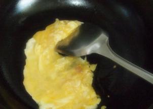 将油倒入锅中，锅热后，倒入调好的蛋液，炒片刻后备用。