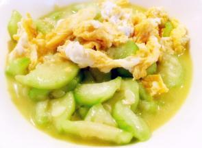 先把少许姜丝到处锅中爆炒，然后将丝瓜放入，炒1、2分钟左右加刚才炒好的鸡蛋，然后放适量盐、胡椒粉调味，等到丝瓜变软的时候，加鸡精、葱花、香油翻炒起锅，装盘即可。