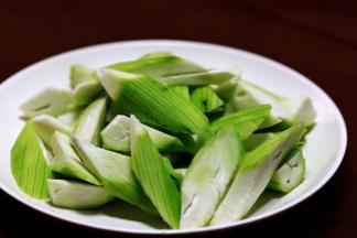 先将丝瓜洗净切块备用；