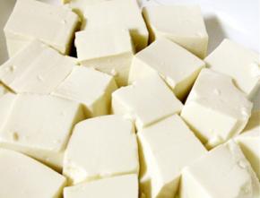 嫩豆腐洗净，切块备用；