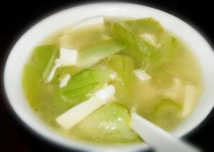 开锅后，下嫩豆腐再煮沸一会儿，再根据个人口味，加入少许调味料即刻。