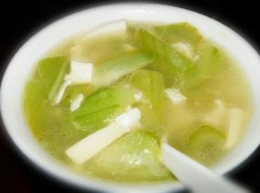 开锅后，下嫩豆腐再煮沸一会儿，再根据个人口味，加入少许调味料即刻。