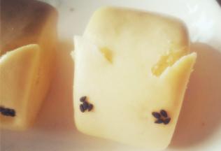 奶黄小馒头可以去超市买一袋。先用剪刀在小馒头的上方剪出耳朵形状的口子，就像小兔子的两个耳朵，然后可以用几粒芝麻捏团，做小兔子的眼睛。然后把做好的小兔子放入蒸锅中先蒸熟，备用。